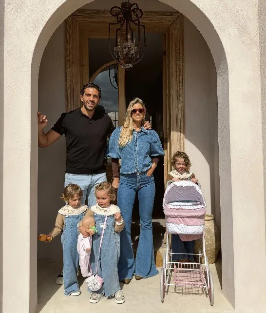 Mery Palma junto a su familia en la puerta de arco de su casa