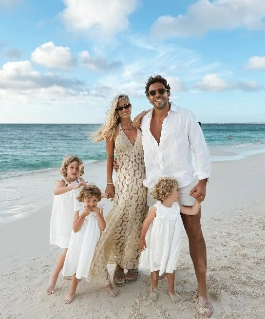 La familia de Mery Palma vestida de blanco en la playa