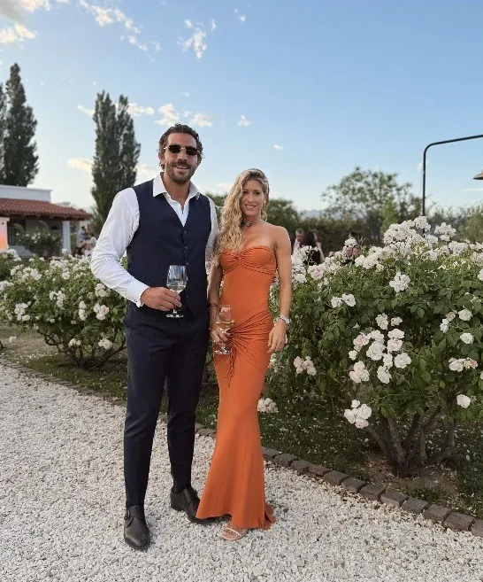 Mery Palma en un evento de vino, copa en mano